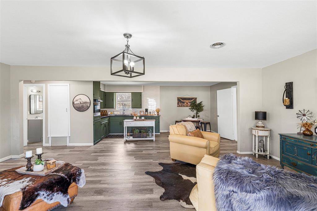 105 W College Street, Blooming Grove, TX 76626