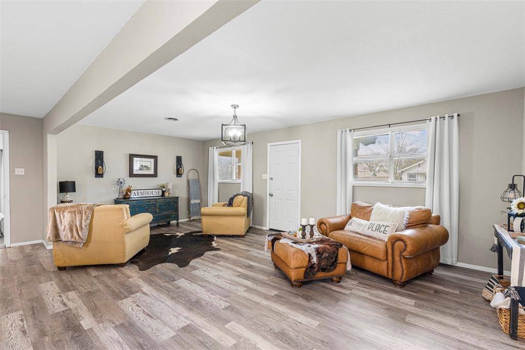 105 W College Street, Blooming Grove, TX 76626