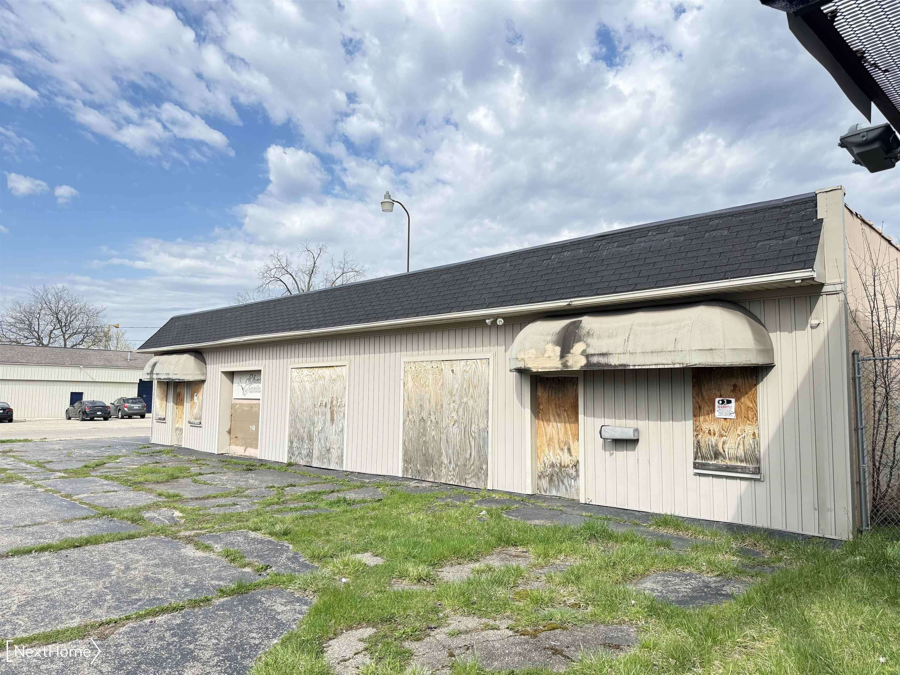 3401 Fenton RD, Flint, MI 48507