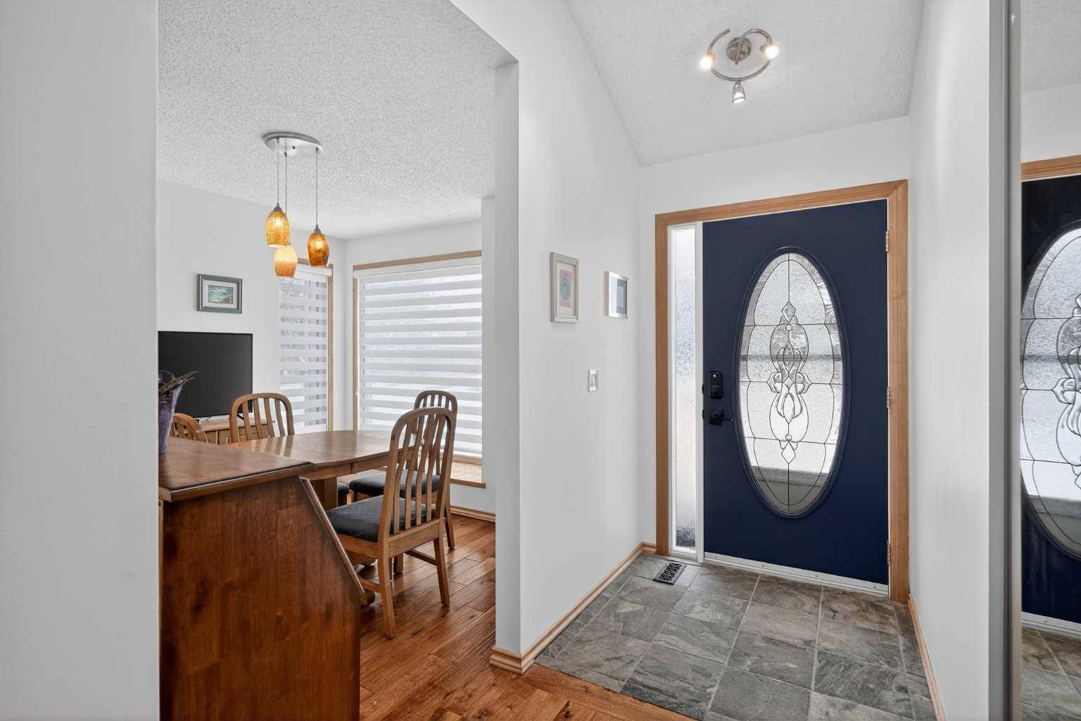 28 Deercross WAY SE, Calgary, AB T2J 6E3