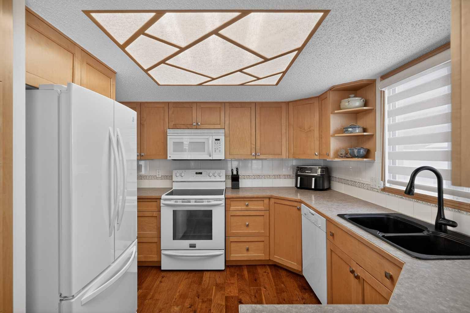 28 Deercross WAY SE, Calgary, AB T2J 6E3