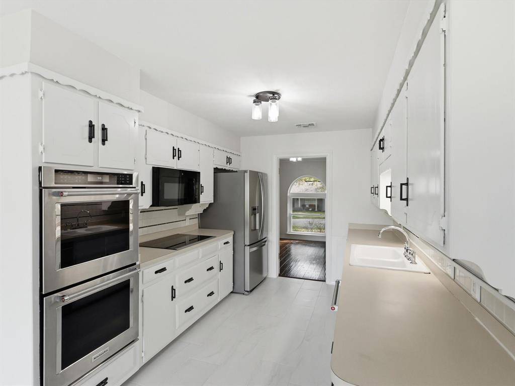 4300 Winding Way, Benbrook, TX 76126