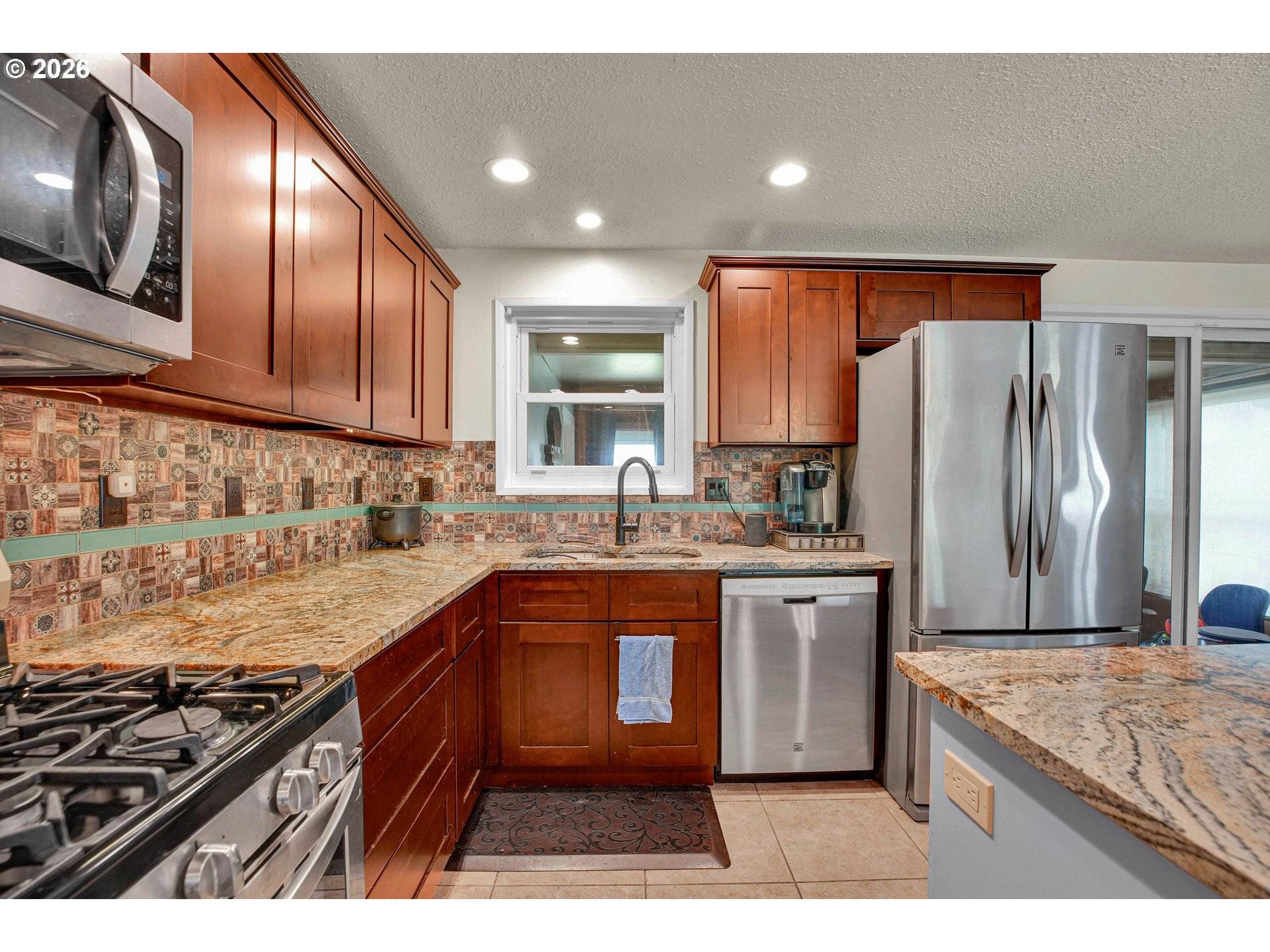 1550 RAINIER RD, Woodburn, OR 97071