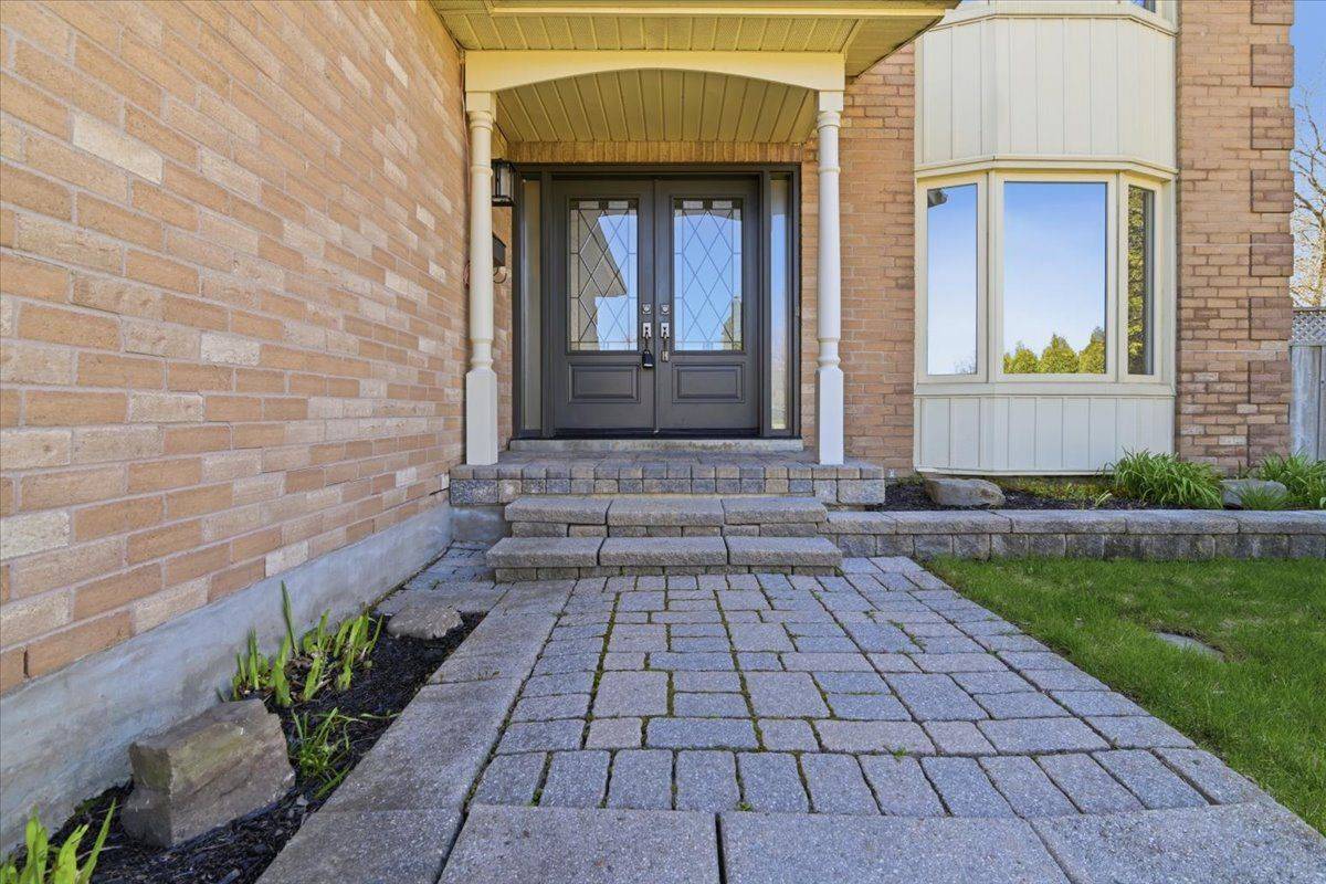 18 Genner DR, Ajax, ON L1T 3J4