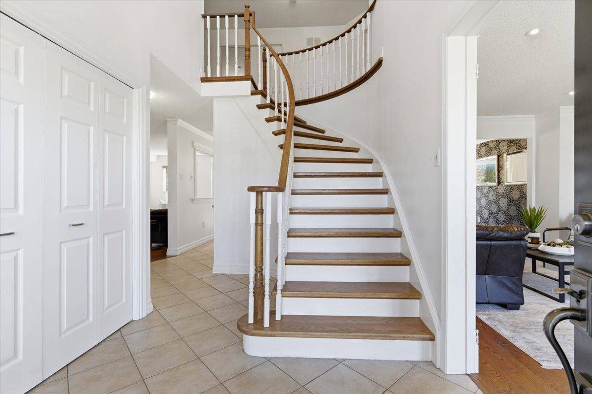 18 Genner DR, Ajax, ON L1T 3J4