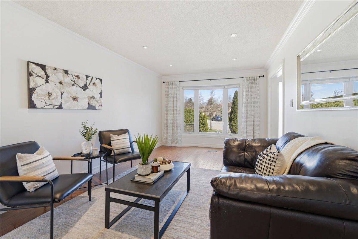 18 Genner DR, Ajax, ON L1T 3J4