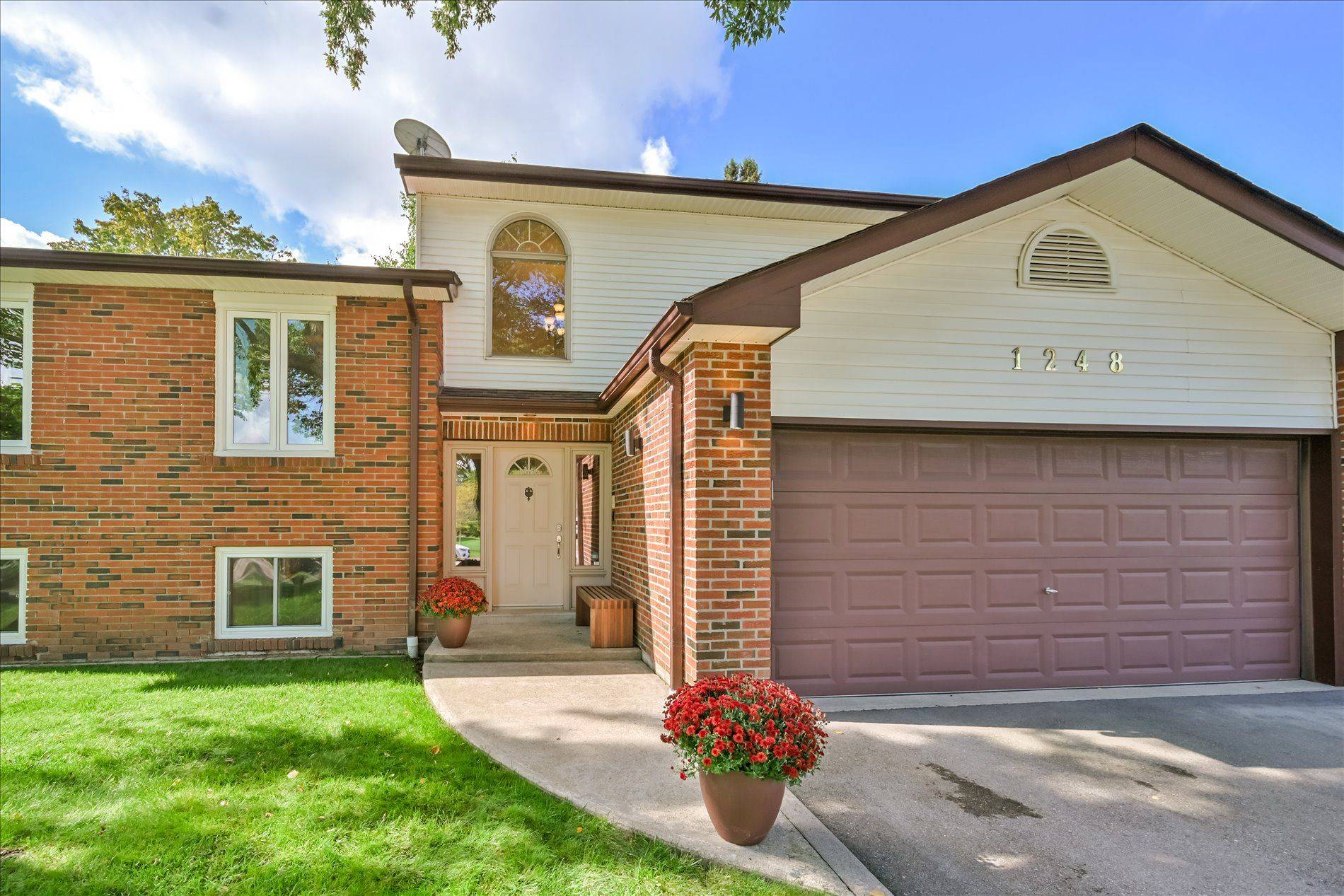 1248 Landfair CRES, Oakville, ON L6H 2N3