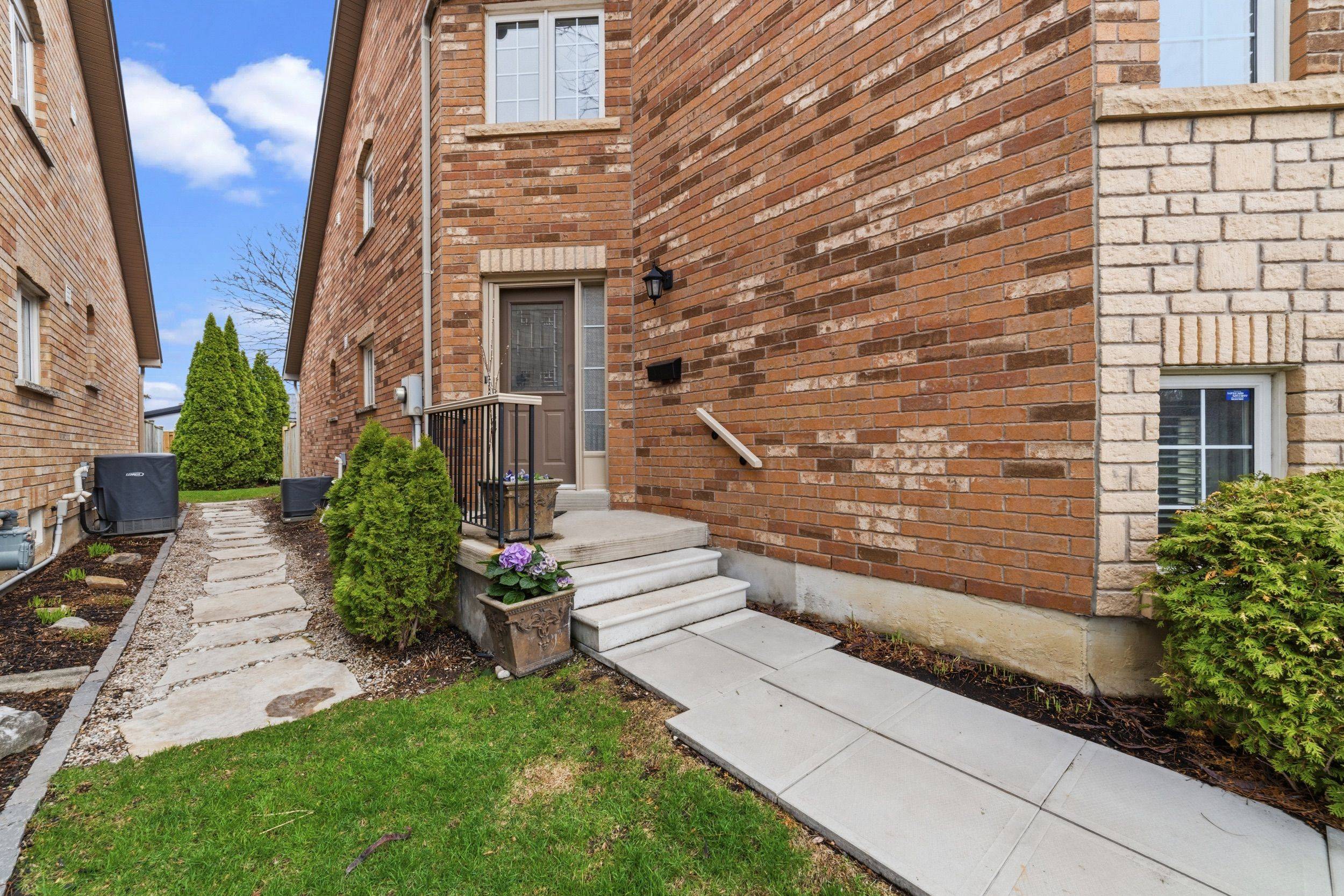 223 Rebecca ST #41, Oakville, ON L6K 3Y2