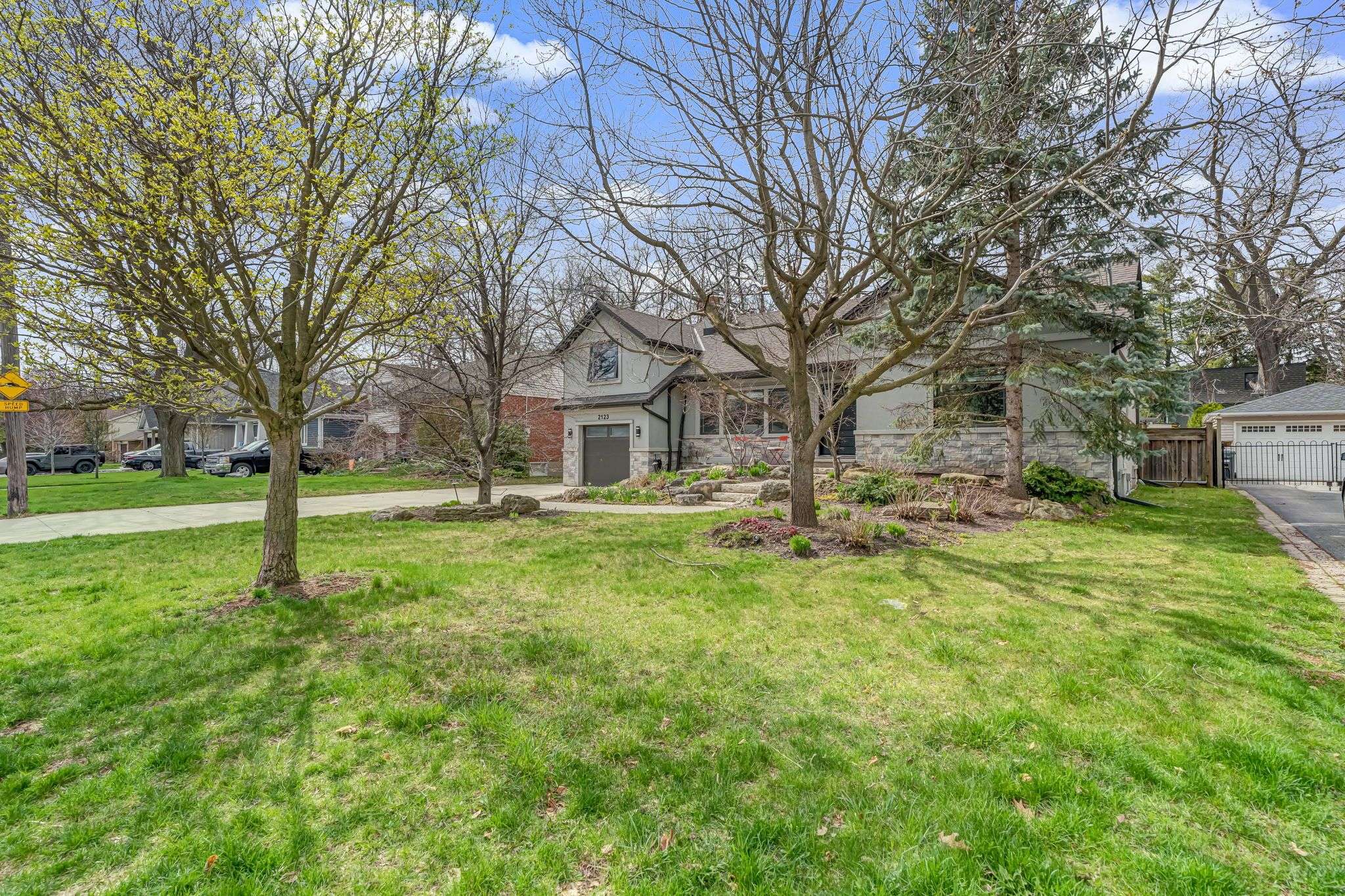 2123 Deyncourt DR, Burlington, ON L7R 1W2