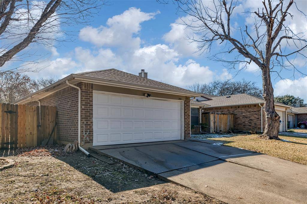 200 Caprock Drive, Arlington, TX 76018