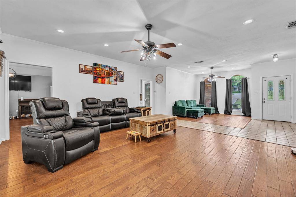 1557 Woodbee Court, Azle, TX 76020