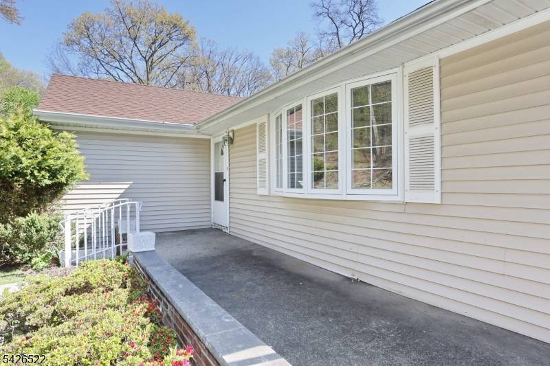 16 Valley View Dr, North Haledon Boro, NJ 07508