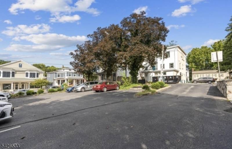 28 Center St, Clinton Town, NJ 08809