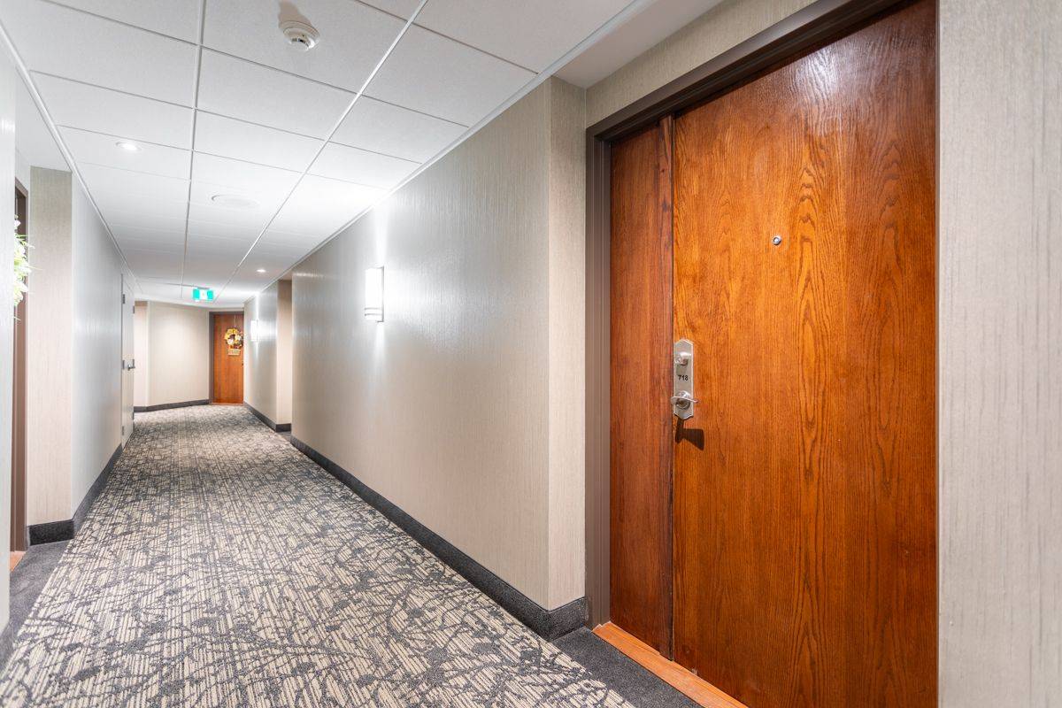 2511 Lakeshore RD W #718, Oakville, ON L6L 6L9