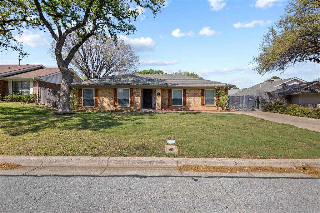 2011 Bay Oaks Drive, Arlington, TX 76012
