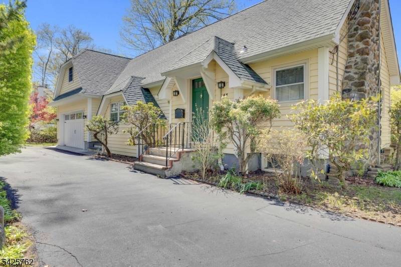 41 Lakewood Dr, Mountain Lakes Boro, NJ 07046