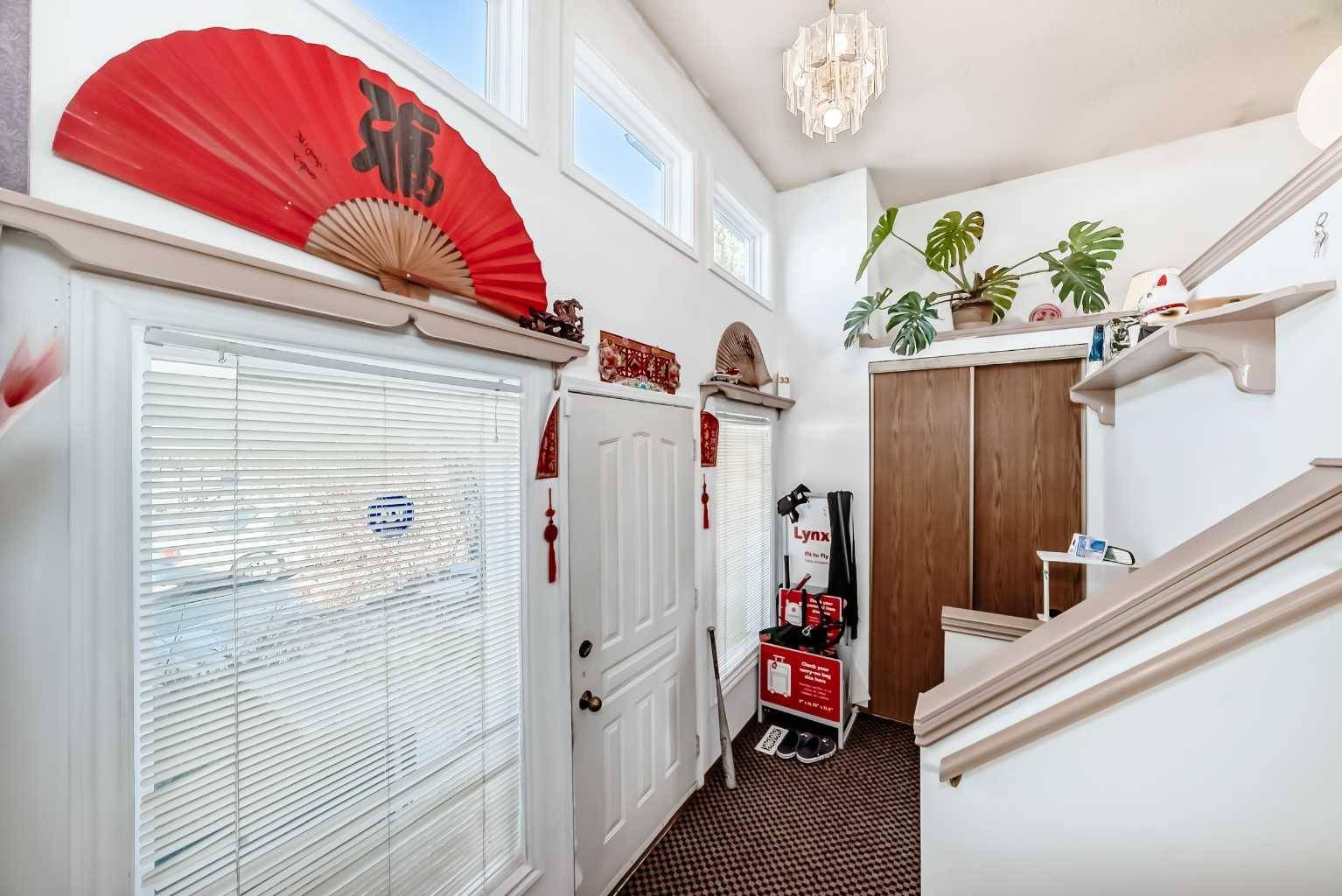 142 Hunterhorn DR NE, Calgary, AB T3P0B1