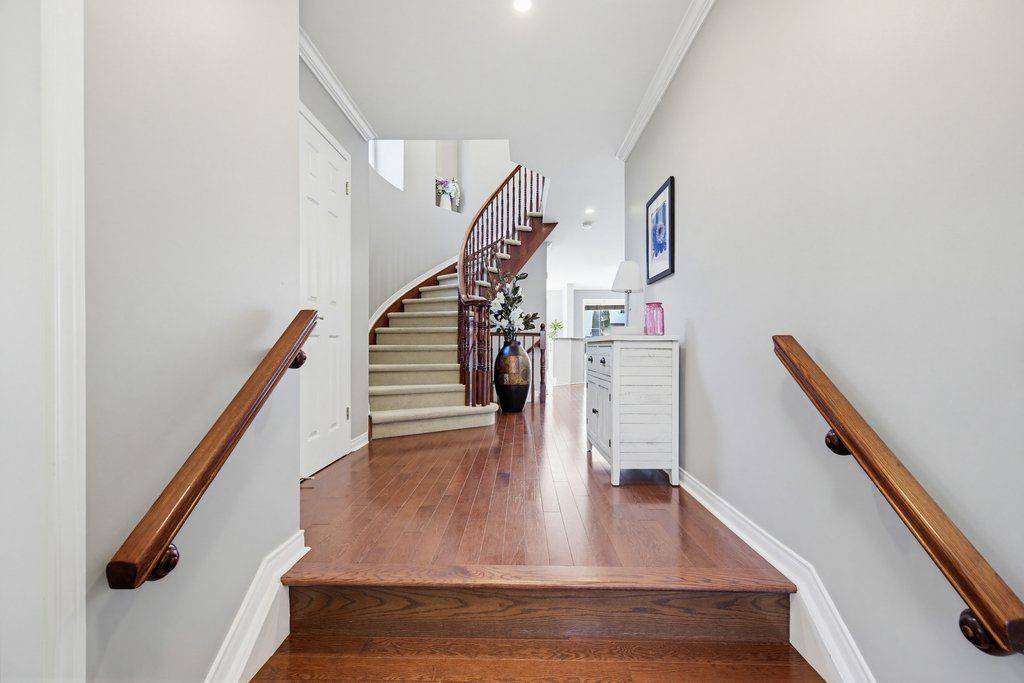 10 Valemont ST, Barrhaven, ON K2G 6Y1