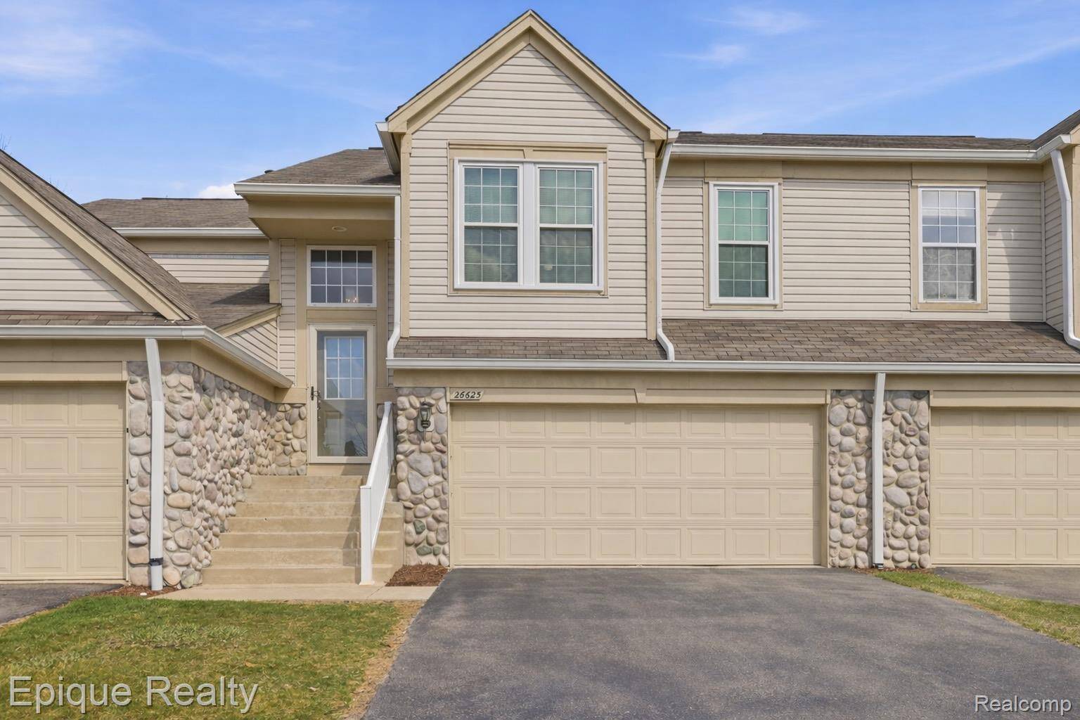 26625 Kirkway CIR, Woodhaven, MI 48183