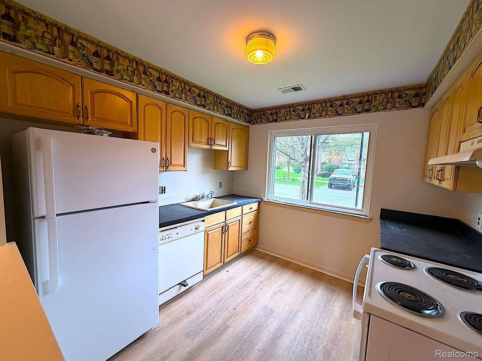 33537 Pondview CIR, Livonia, MI 48152