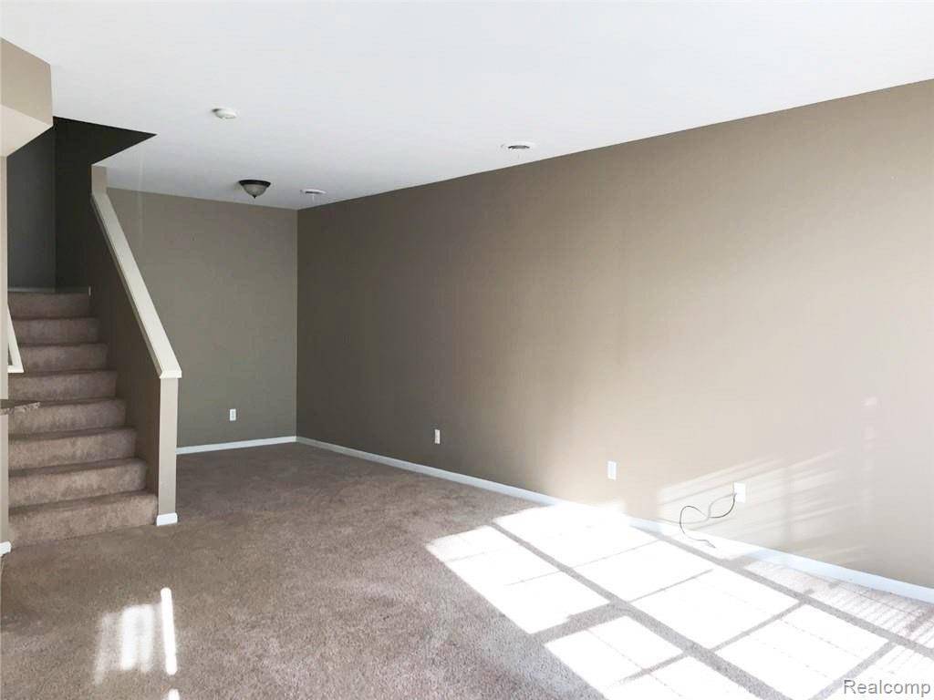 3052 Cloverly LN, Ann Arbor, MI 48108