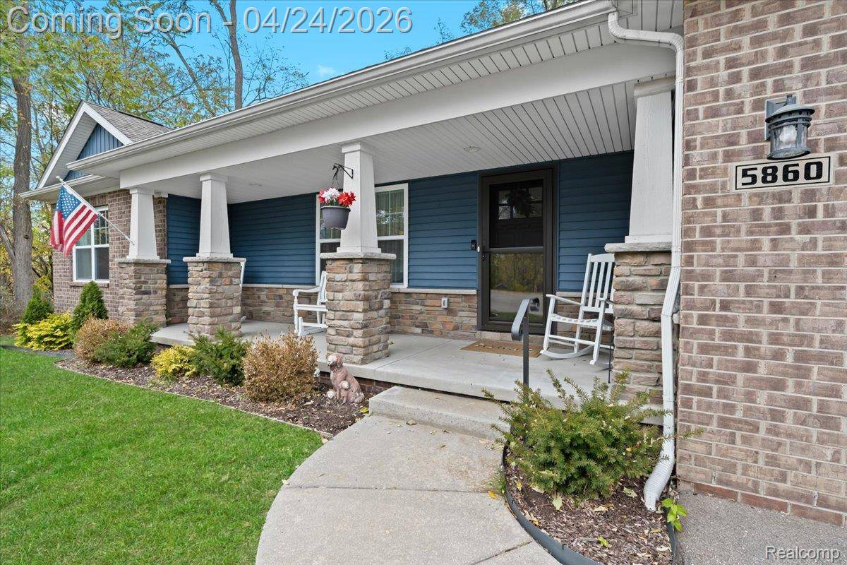 5860 Scenic Bluff DR, Brighton, MI 48116