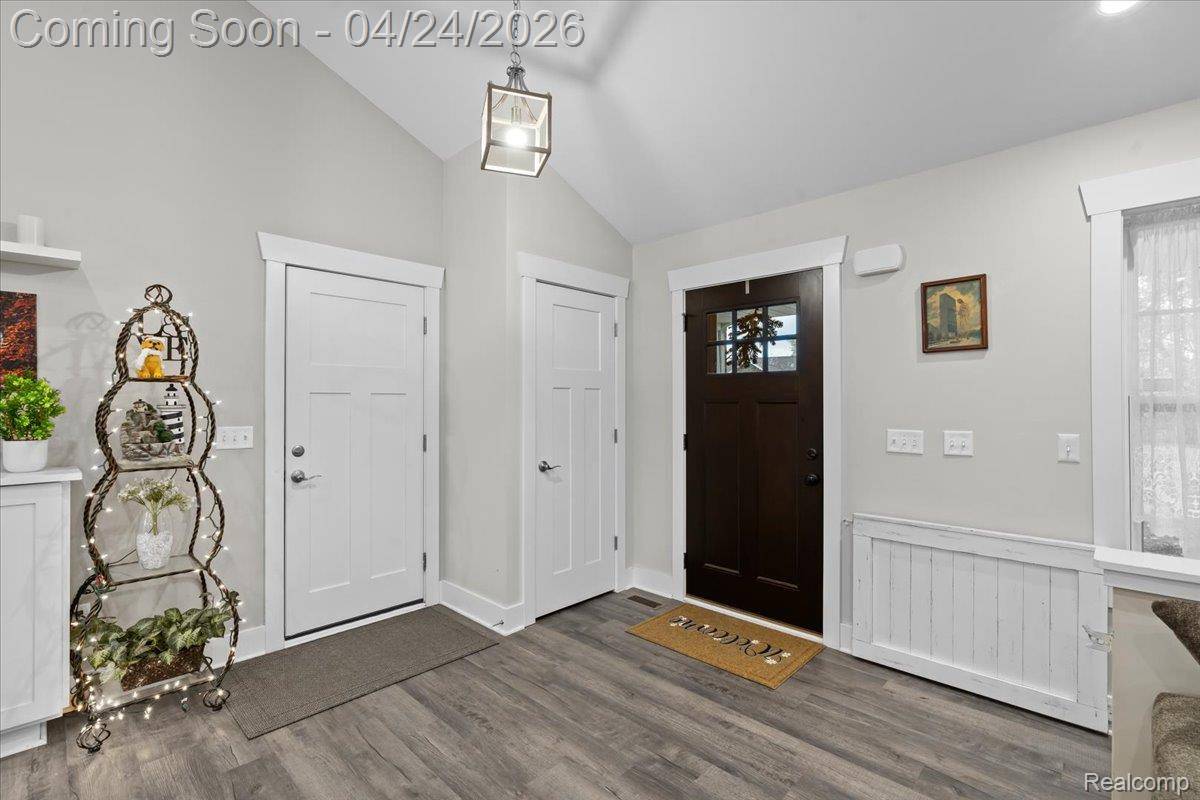 5860 Scenic Bluff DR, Brighton, MI 48116