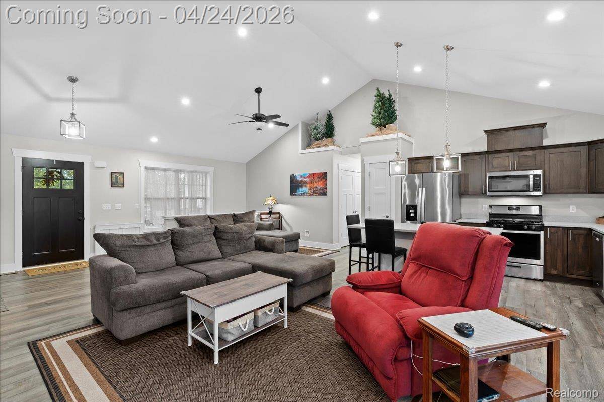 5860 Scenic Bluff DR, Brighton, MI 48116