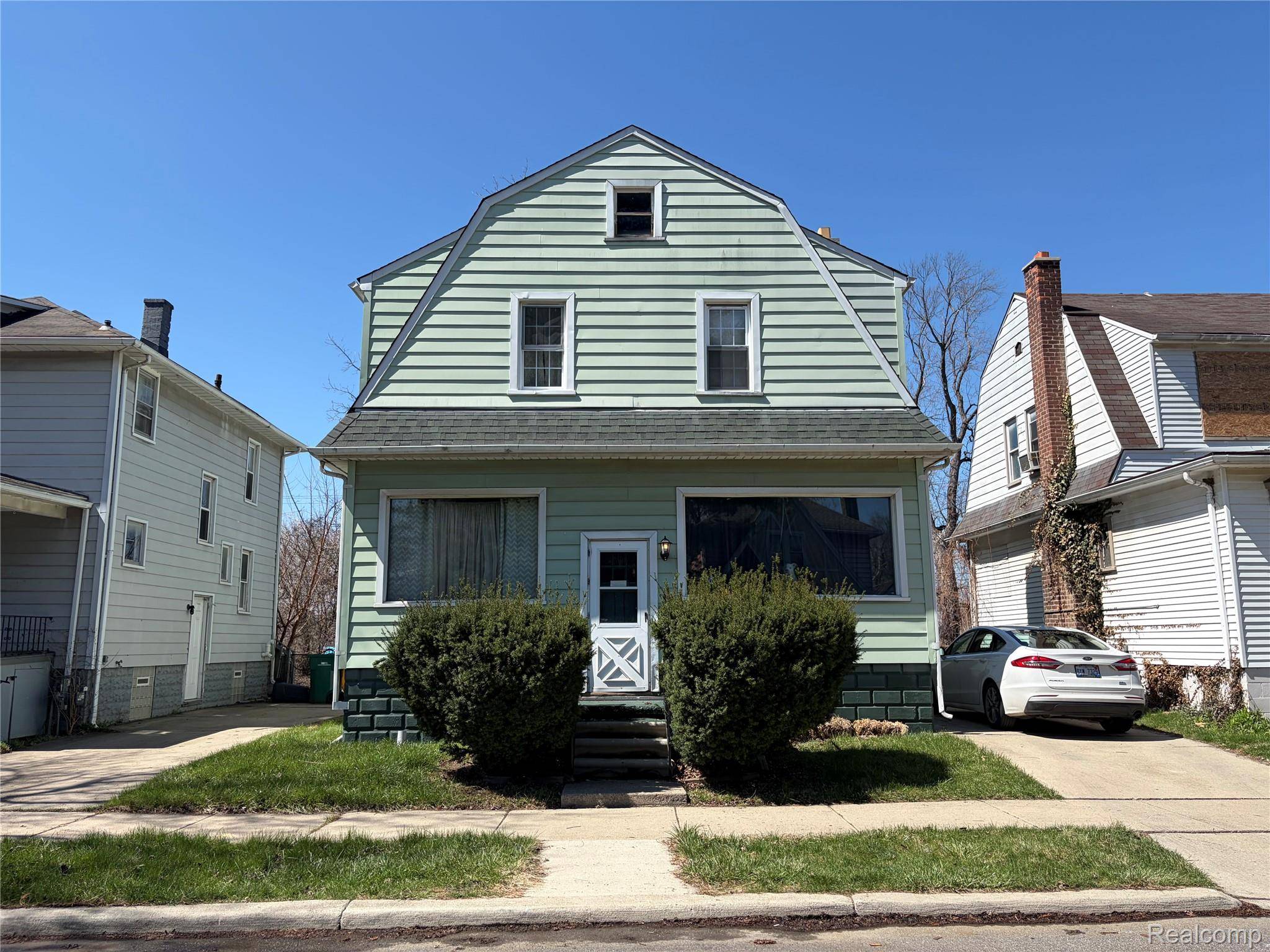 300 2nd ST, Wyandotte, MI 48192