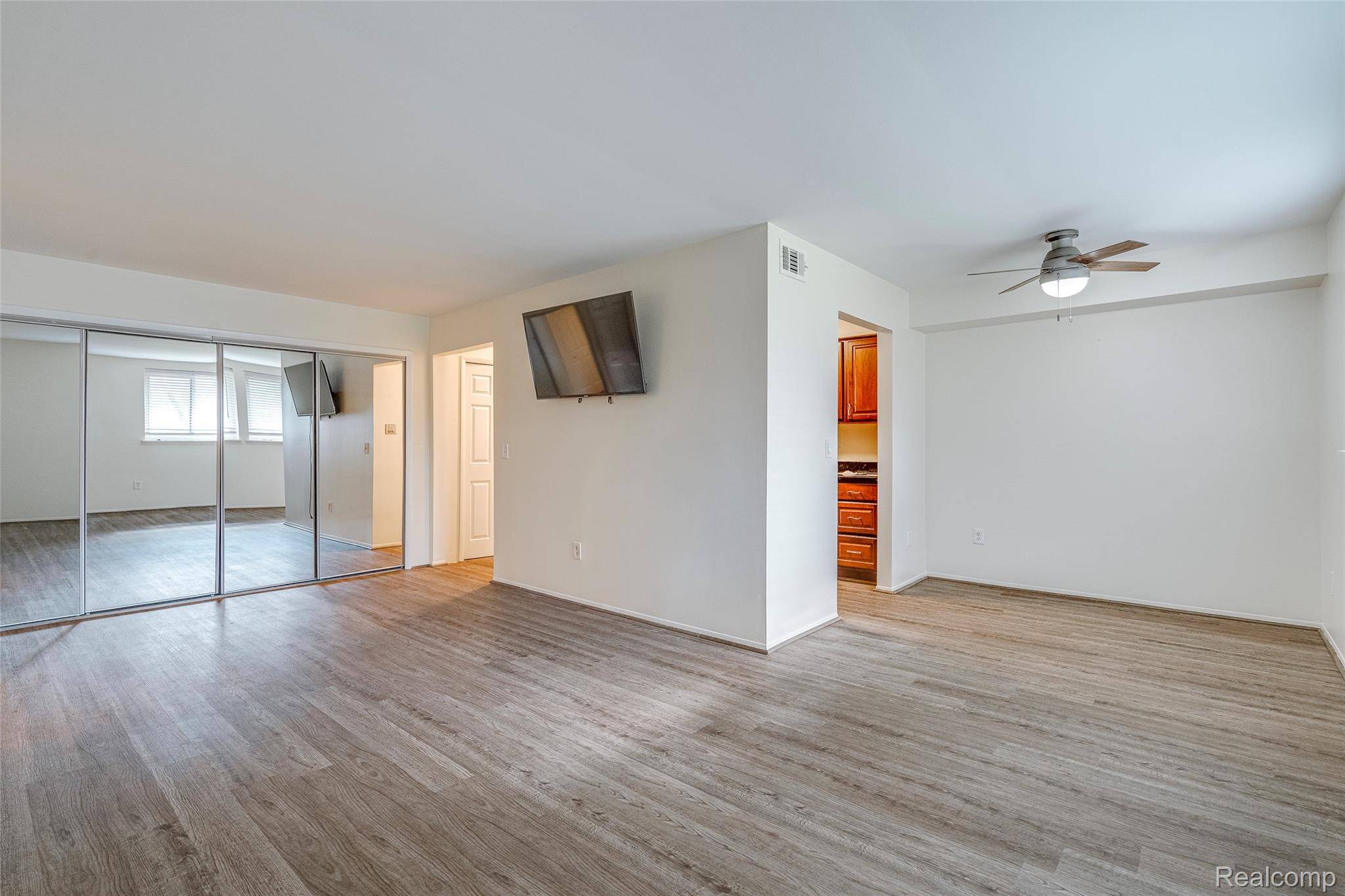 29860 W 12 Mile RD #604, Farmington Hills, MI 48334