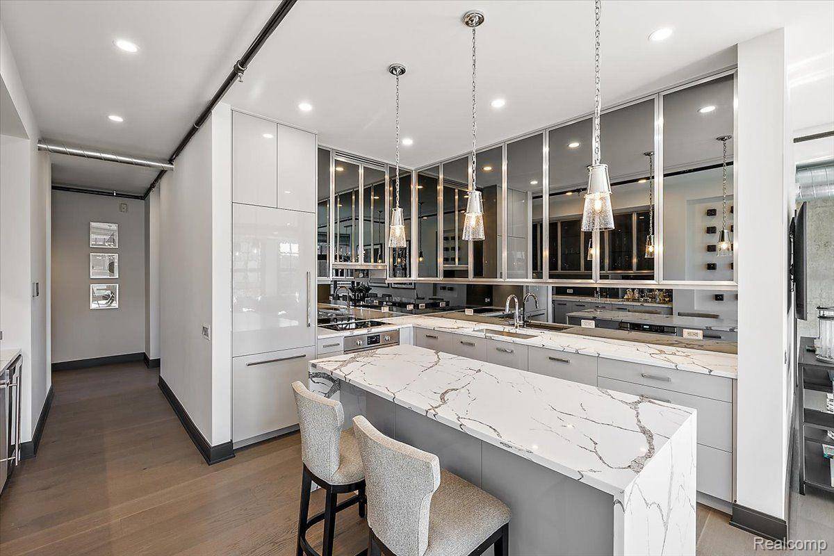 2051 VILLA RD #405, Birmingham, MI 48009