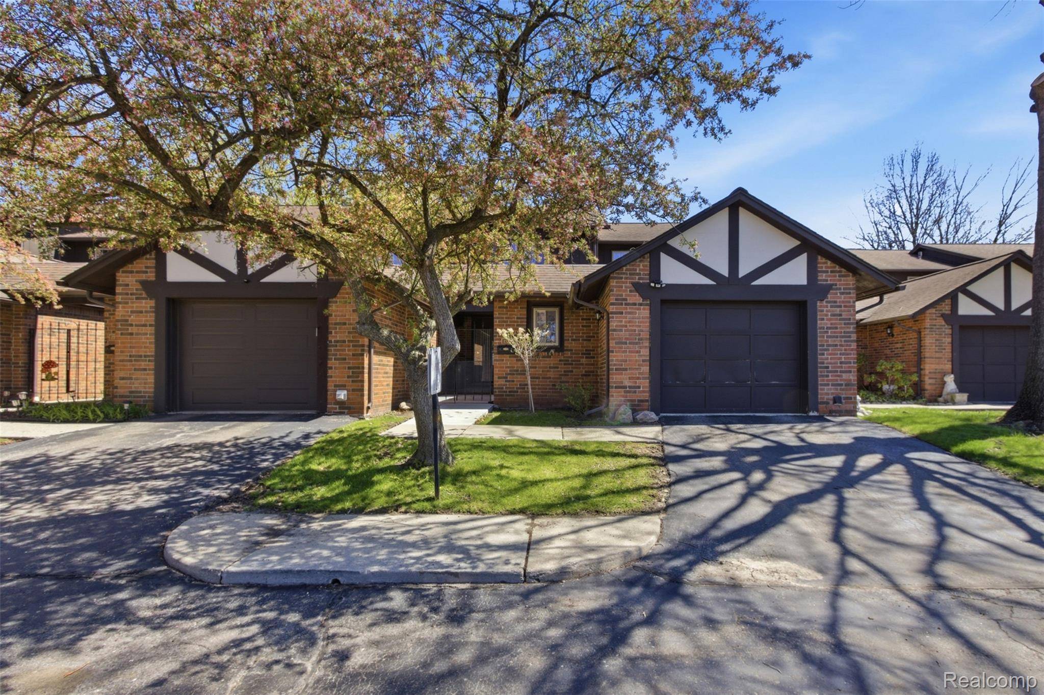 29242 Wellington RD W, Southfield, MI 48034