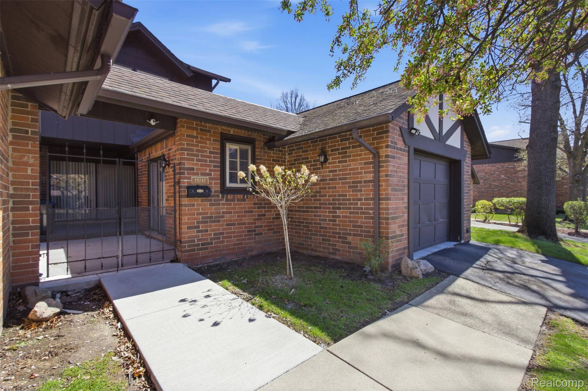 29242 Wellington RD W, Southfield, MI 48034