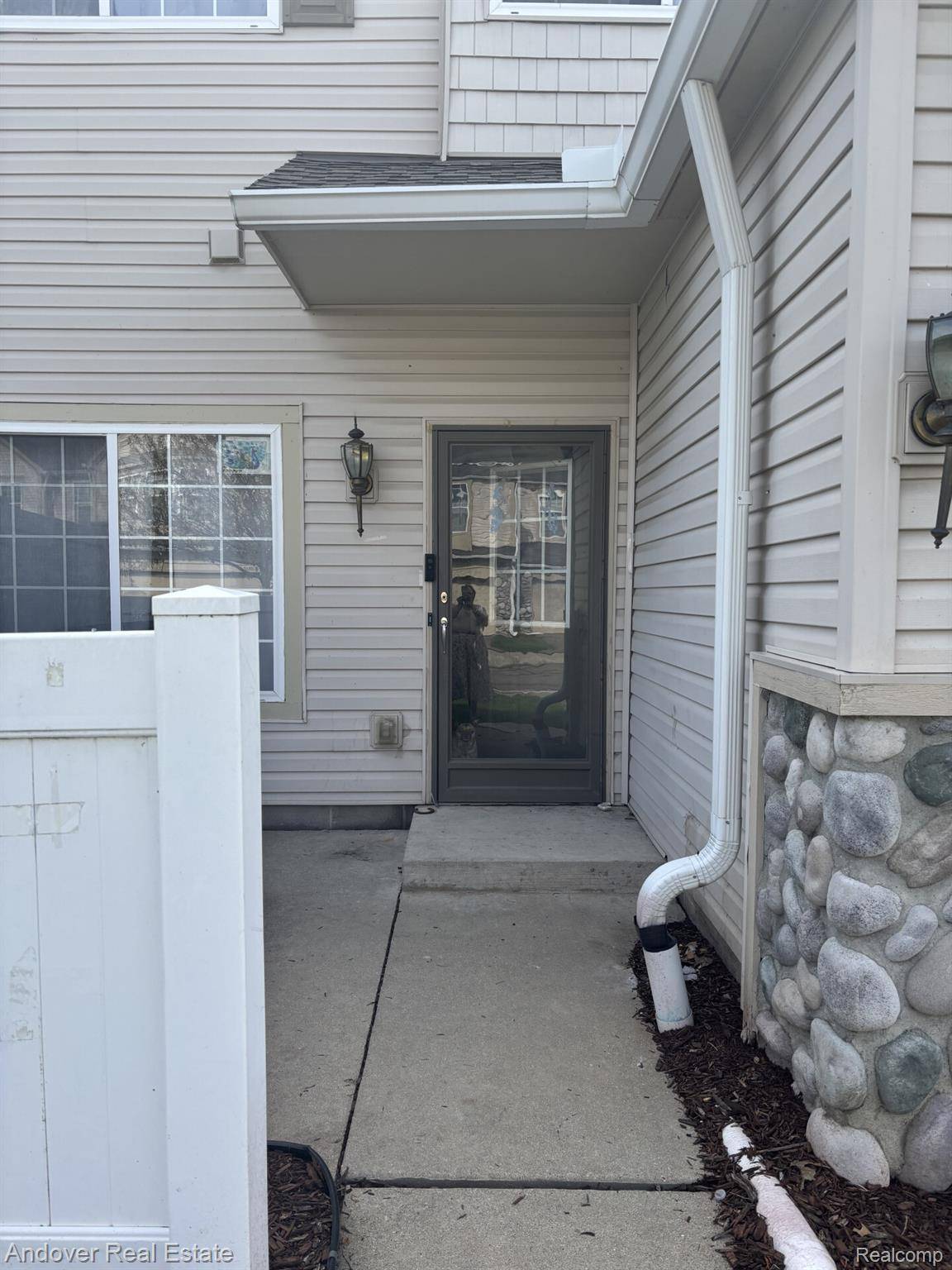 26654 Kirkway CIR, Woodhaven, MI 48183