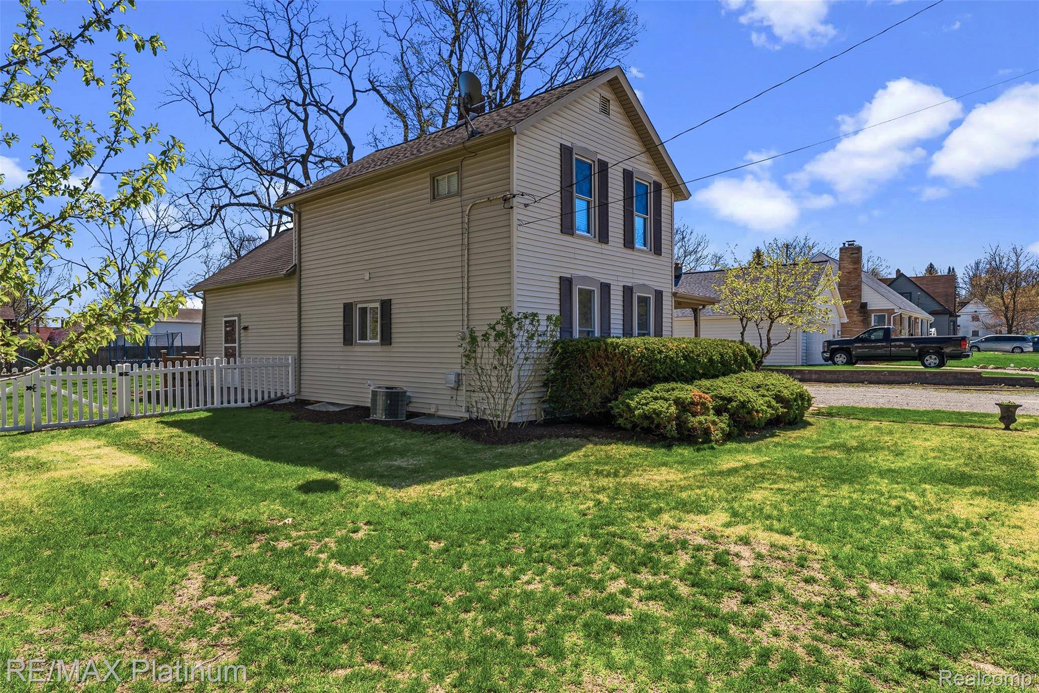 315 S West ST, Fenton, MI 48430