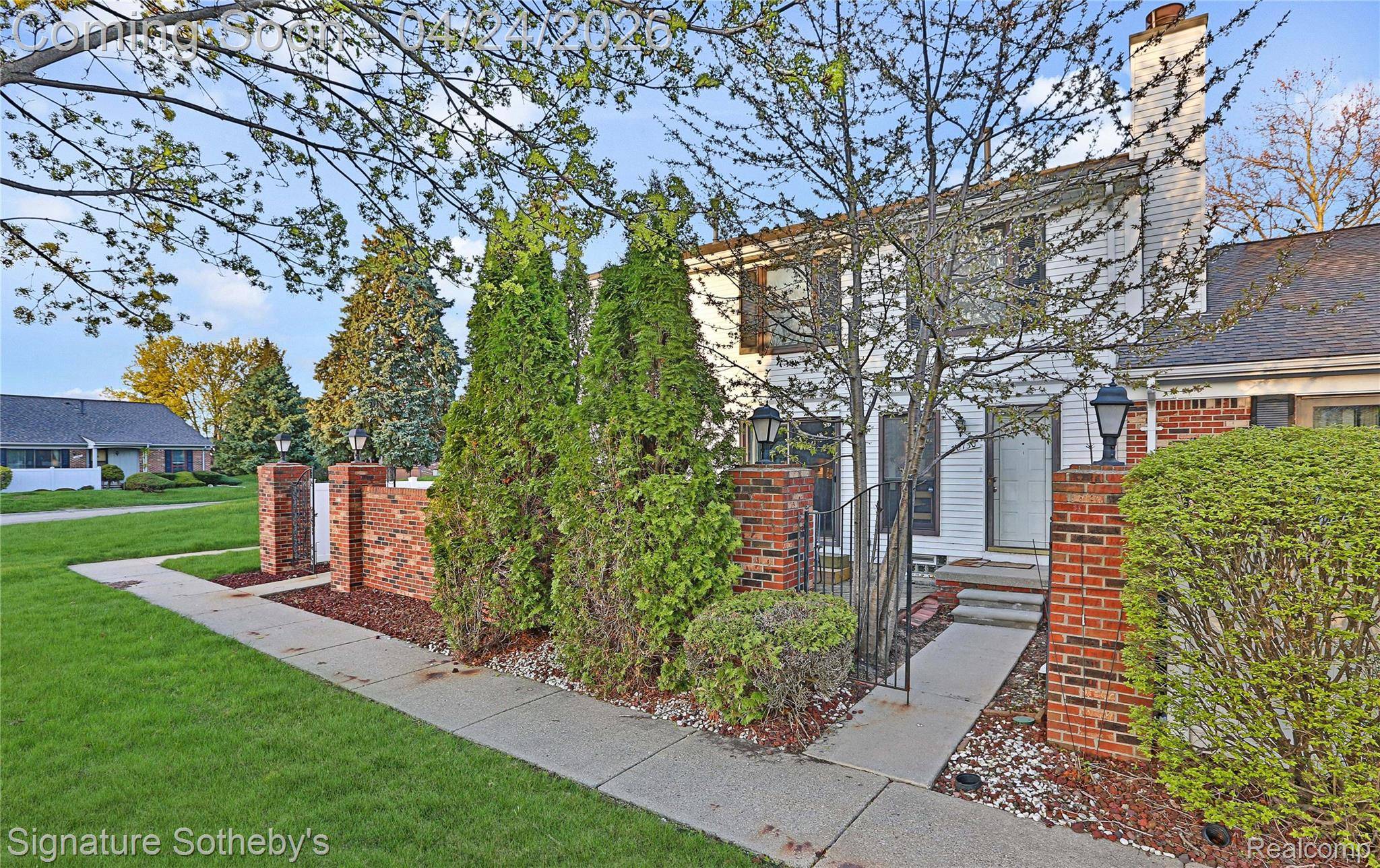 38730 Golfview DR E, Clinton Charter Township, MI 48038