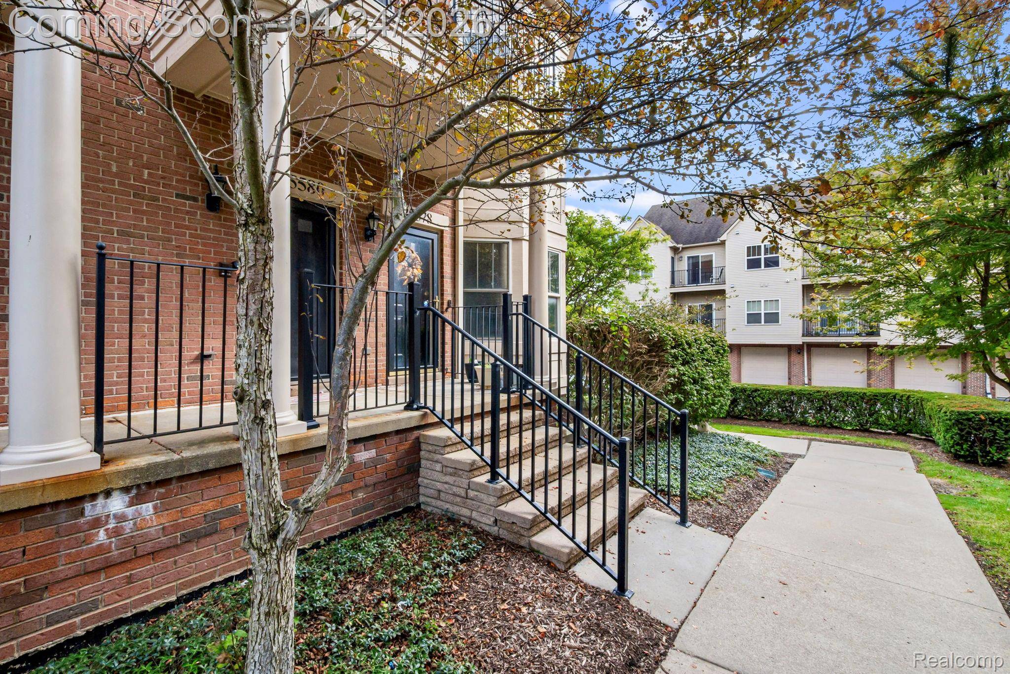 25580 Portico LN, Novi, MI 48375