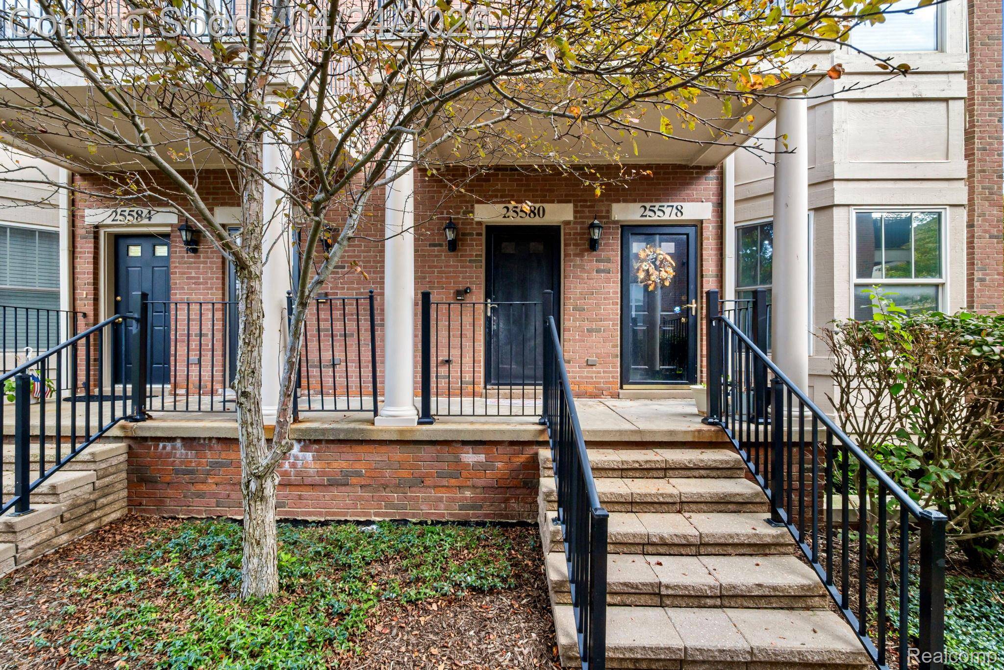 25580 Portico LN, Novi, MI 48375