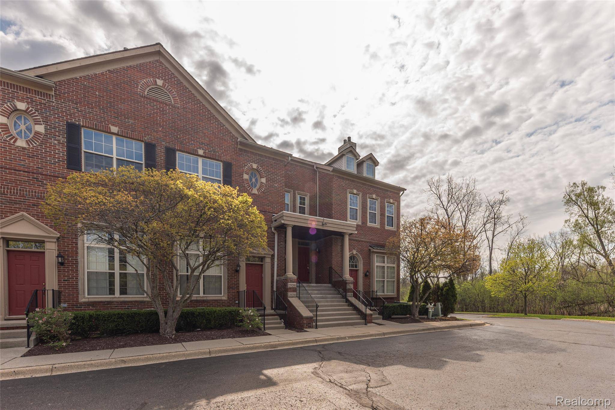 29242 W Glen Oaks, Farmington Hills, MI 48334