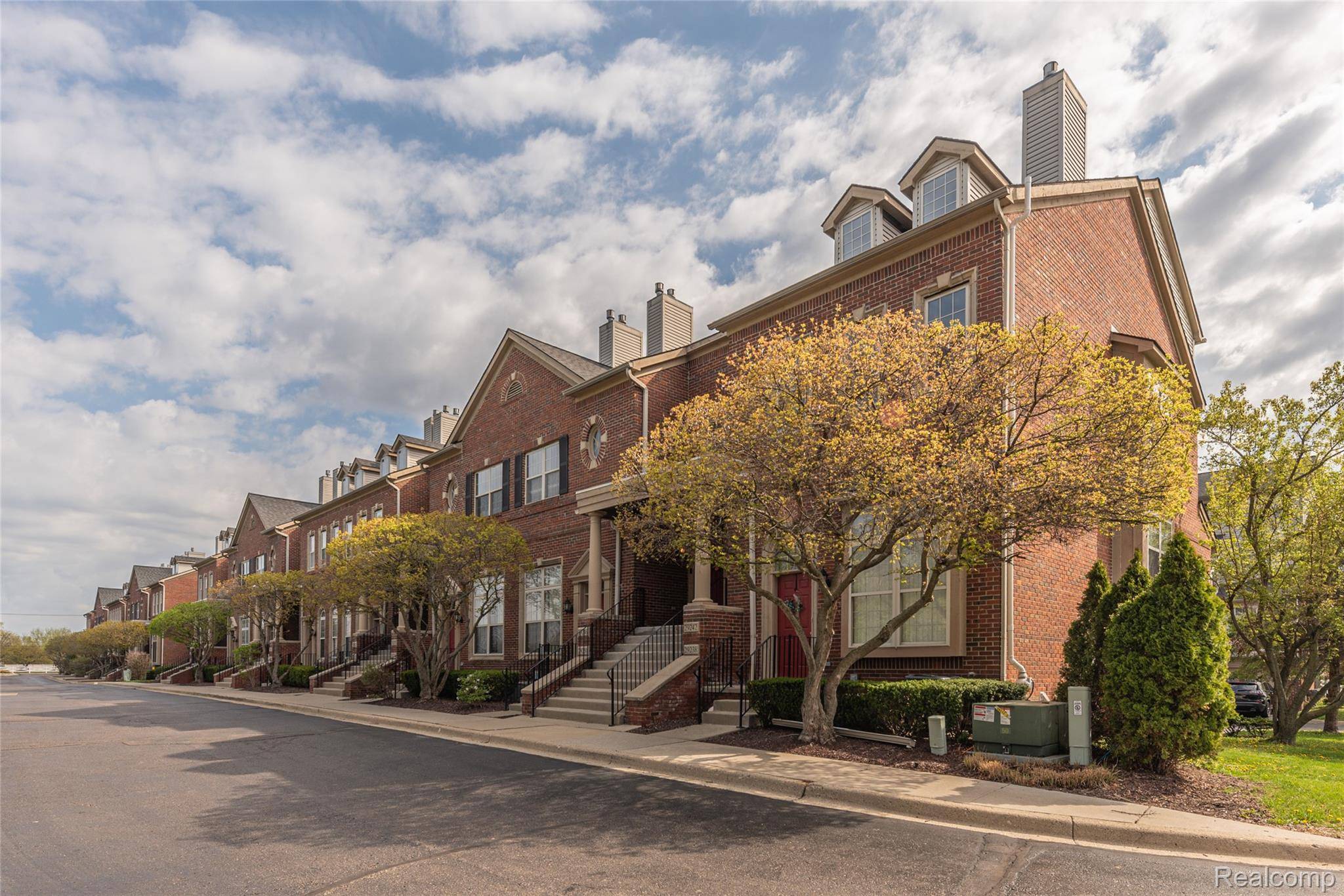 29242 W Glen Oaks, Farmington Hills, MI 48334