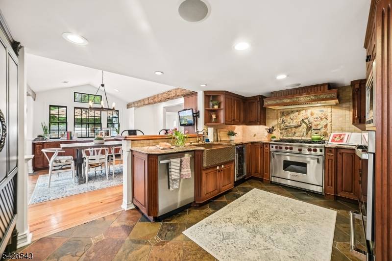 379 White Oak Ridge Rd, Millburn Twp., NJ 07078