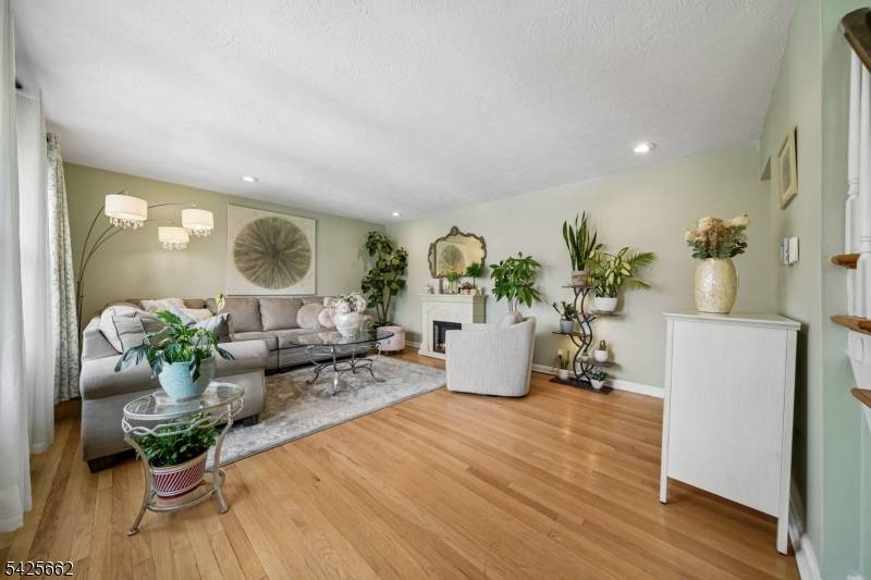 16 Lee Rd, Livingston Twp., NJ 07039