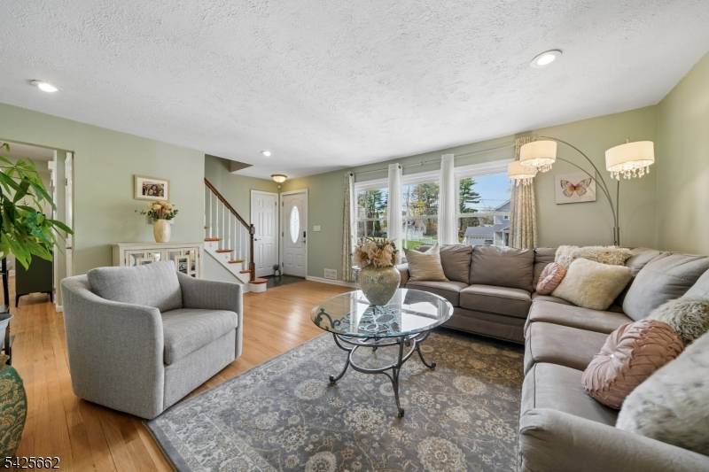 16 Lee Rd, Livingston Twp., NJ 07039