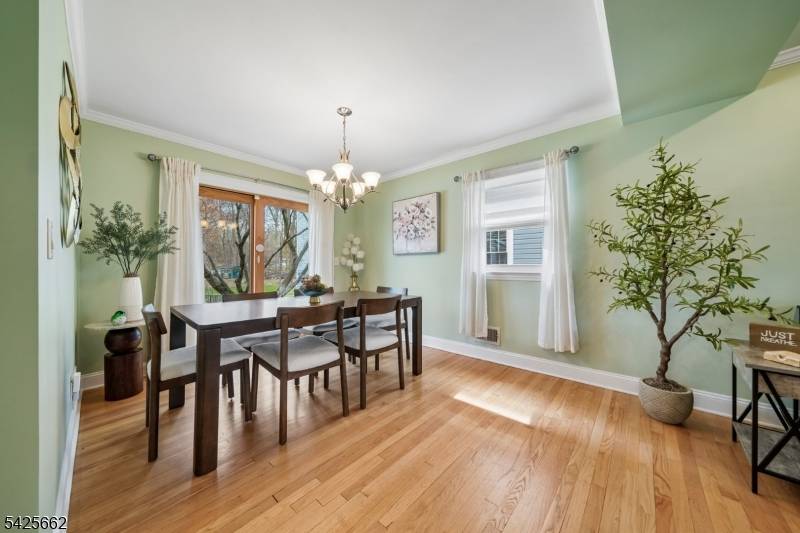 16 Lee Rd, Livingston Twp., NJ 07039