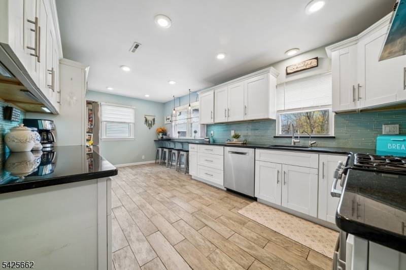 16 Lee Rd, Livingston Twp., NJ 07039