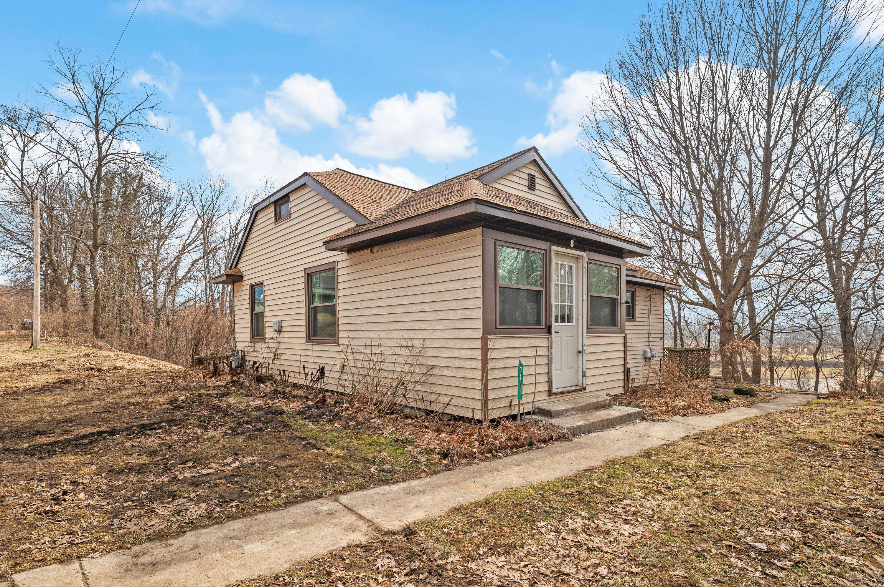 745 N Shore DR, Benton Twp, MI 49022