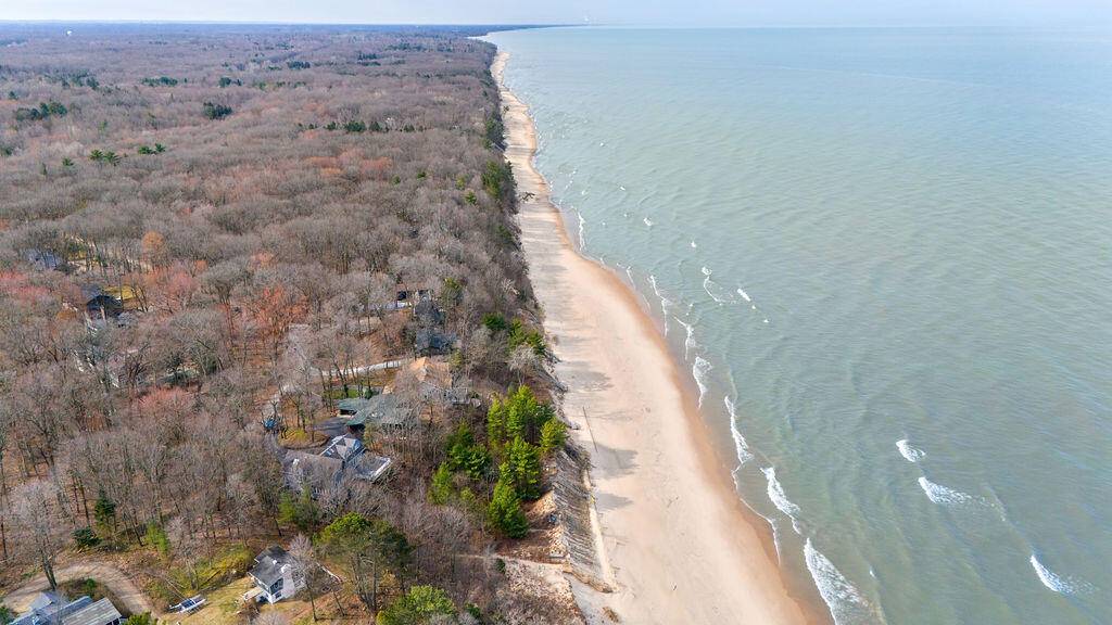 13662 Red Arrow HWY, Chikaming Twp, MI 49115