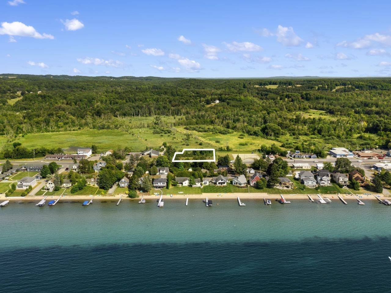 415 Michigan AVE, Benzonia Twp, MI 49617