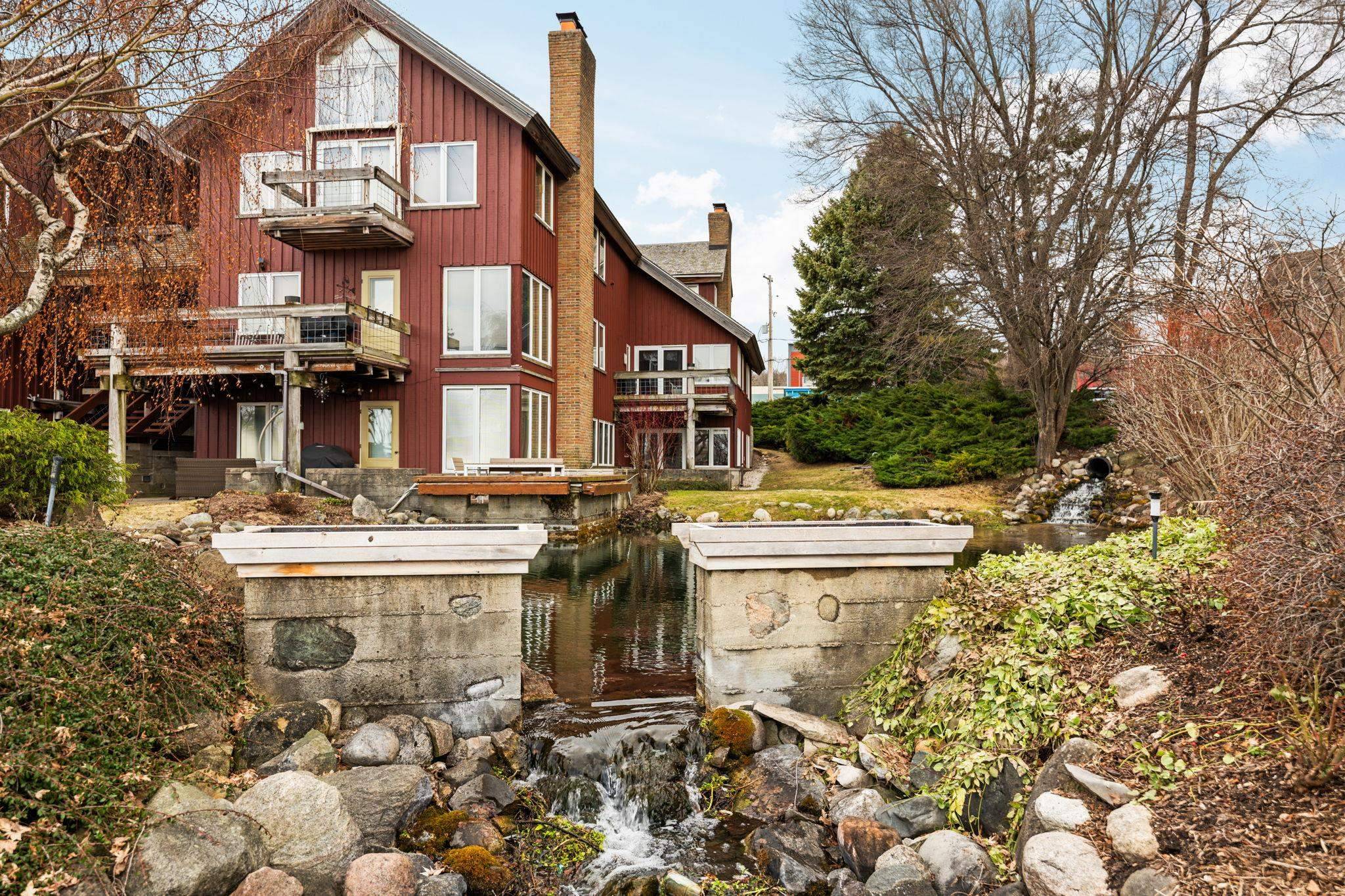 236 N Front ST, Suttons Bay Twp, MI 49682