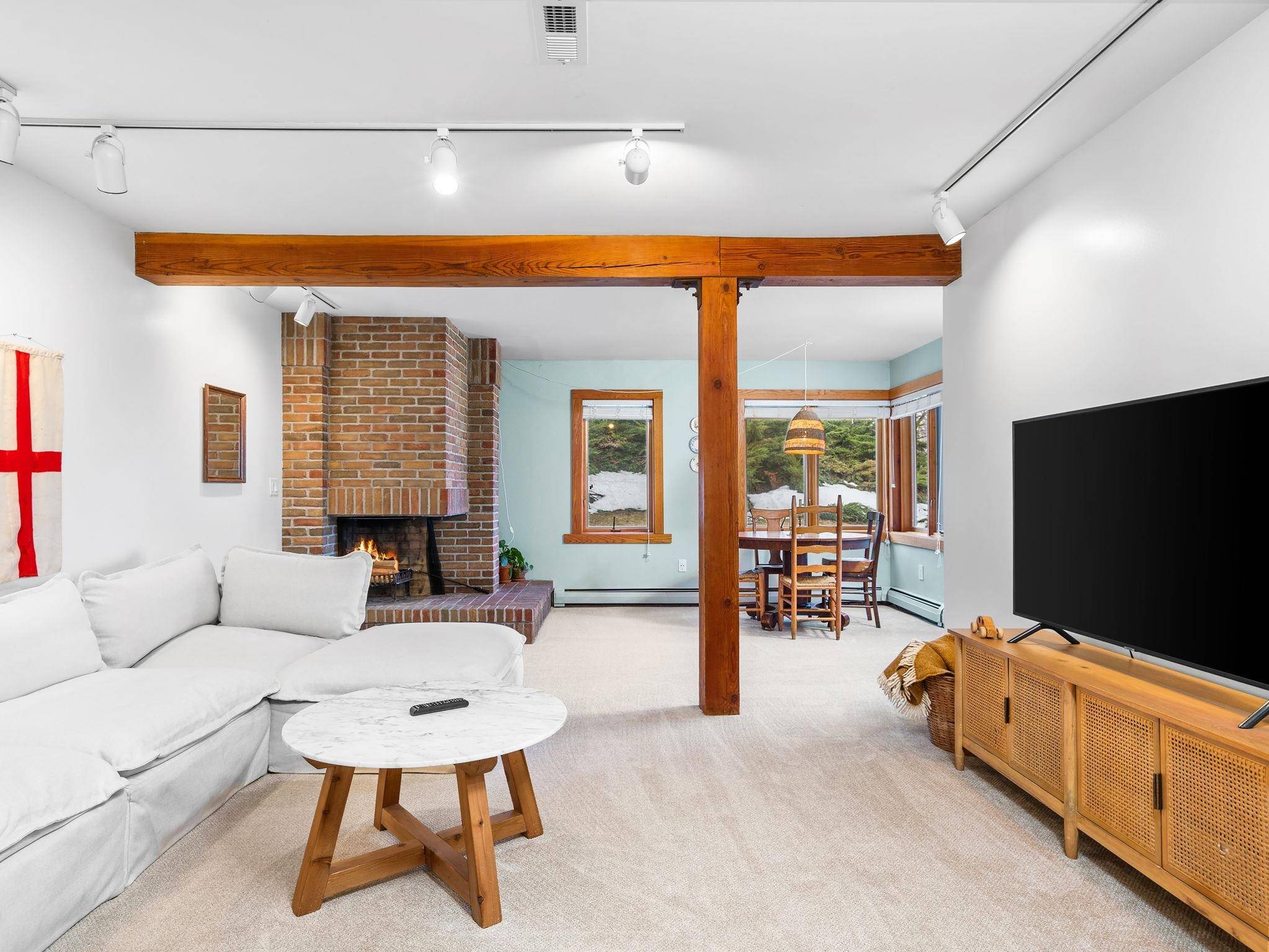 236 N Front ST, Suttons Bay Twp, MI 49682